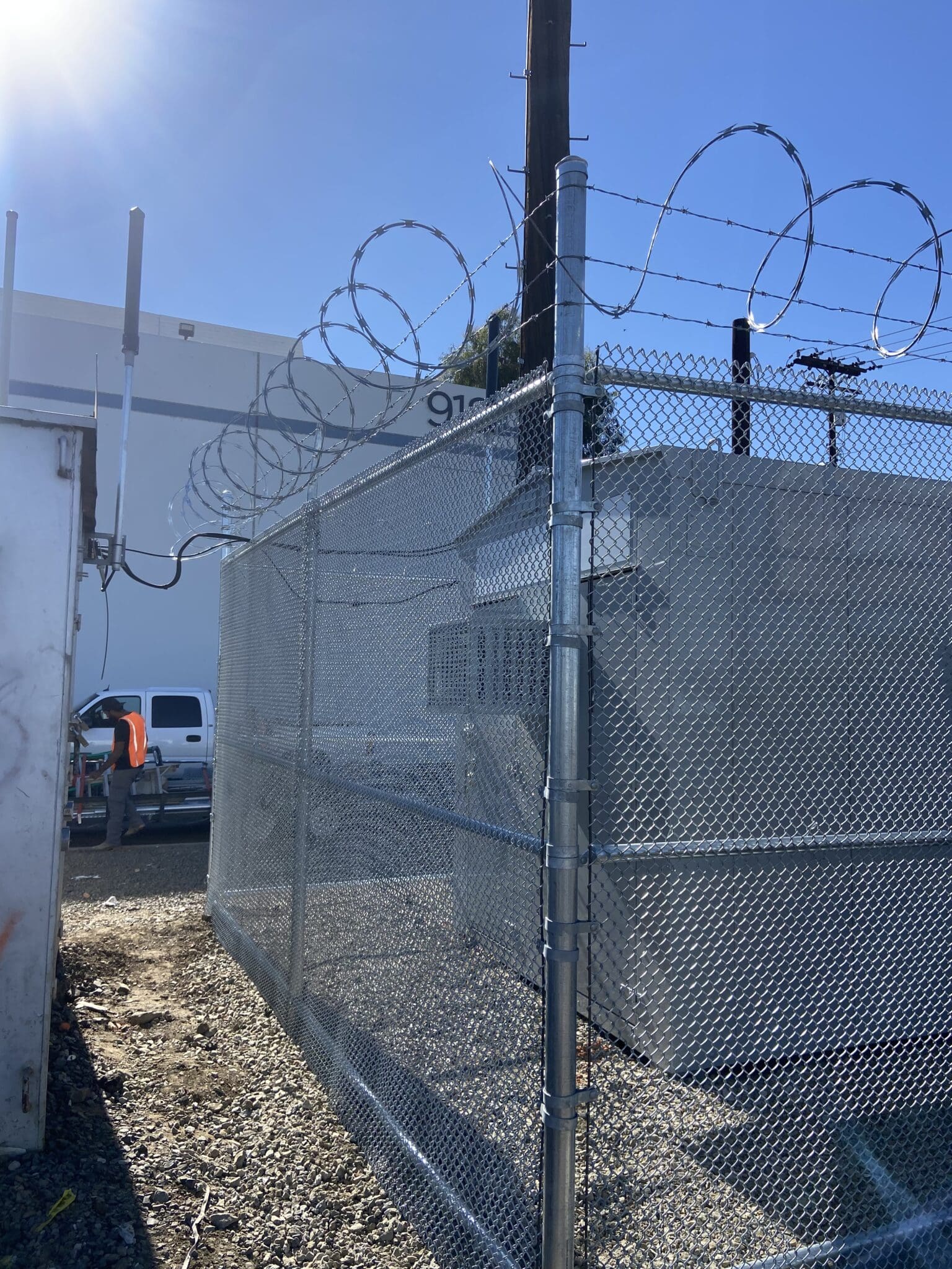 1-1-4-chain-link-w-razor-wire-3t-fencing